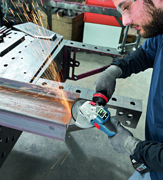 Ein Mann schleift mit dem Bosch Winkelschleifer GWS 18V-125 SC