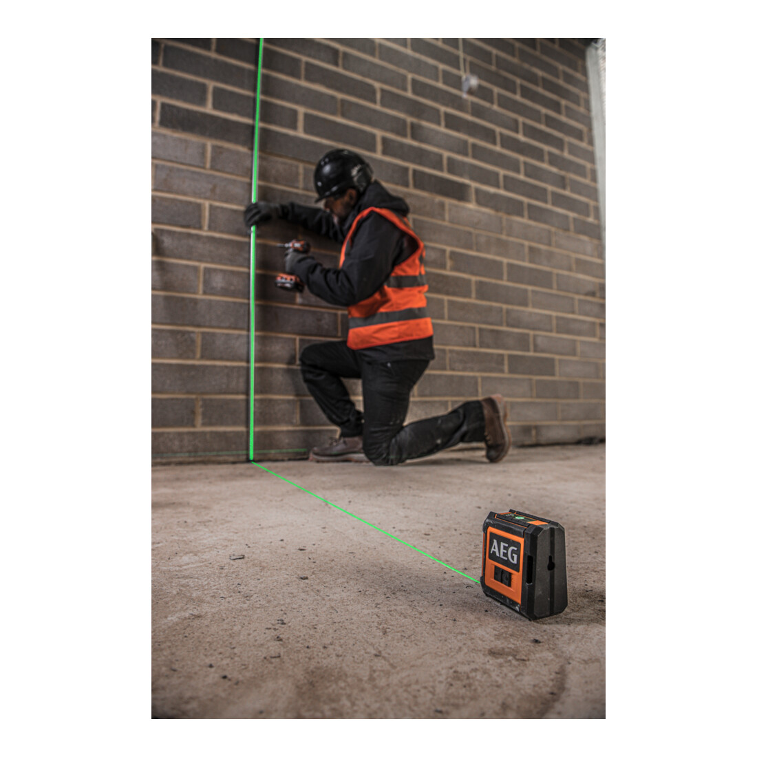 AEG Laser a linee incrociate CLG2-20B, 20 m, verde, con borsa, 2x batterie AA, supporto a parete (magnetico), cinghia in velcro