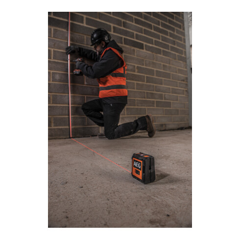 AEG Laser a linee incrociate CLR2-15B, 15 m, rosso, con borsa, 2x batterie AA, supporto a parete (magnetico), cinghia in velcro