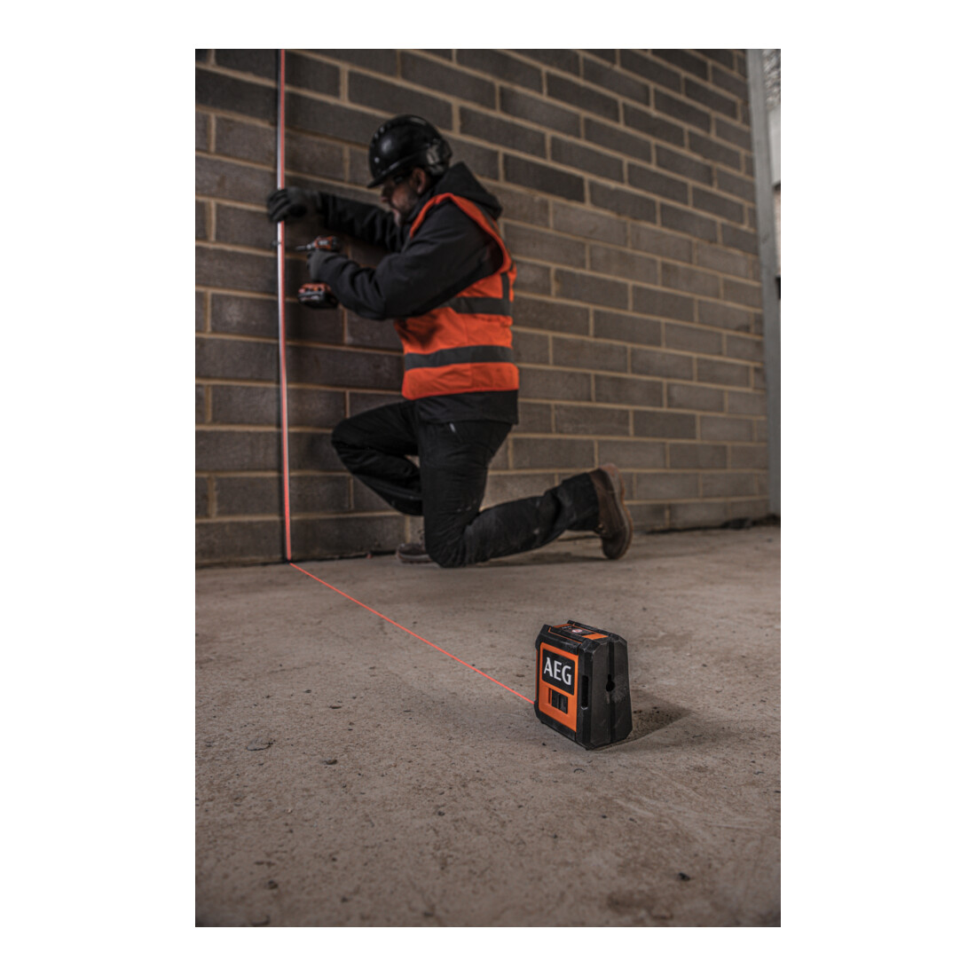 AEG Laser a linee incrociate CLR2-15B, 15 m, rosso, con borsa, 2x batterie AA, supporto a parete (magnetico), cinghia in velcro