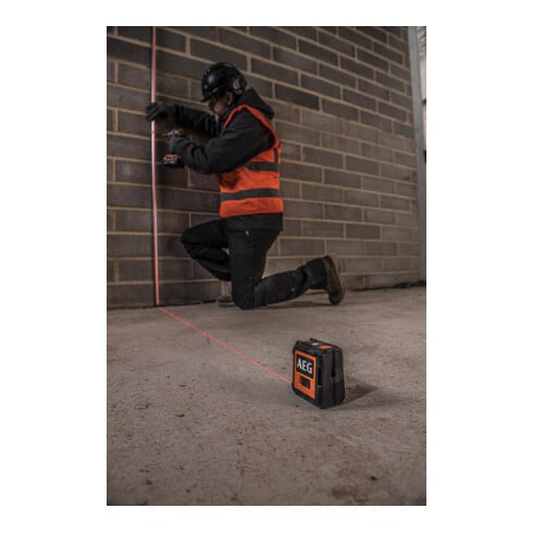 AEG Kreuzlinienlaser CLR2-15B, 15 m, rot, inkl. Tasche, 2x AA Batterien, Wandhalterung (magnetisch), Klettband