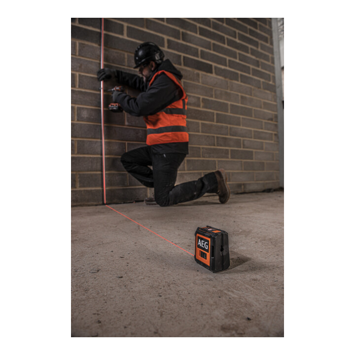 AEG kruislijnlaser CLR2-15B, 15 m, rood, incl. tas, 2x AA batterijen, muurbevestiging (magnetisch), klittenband