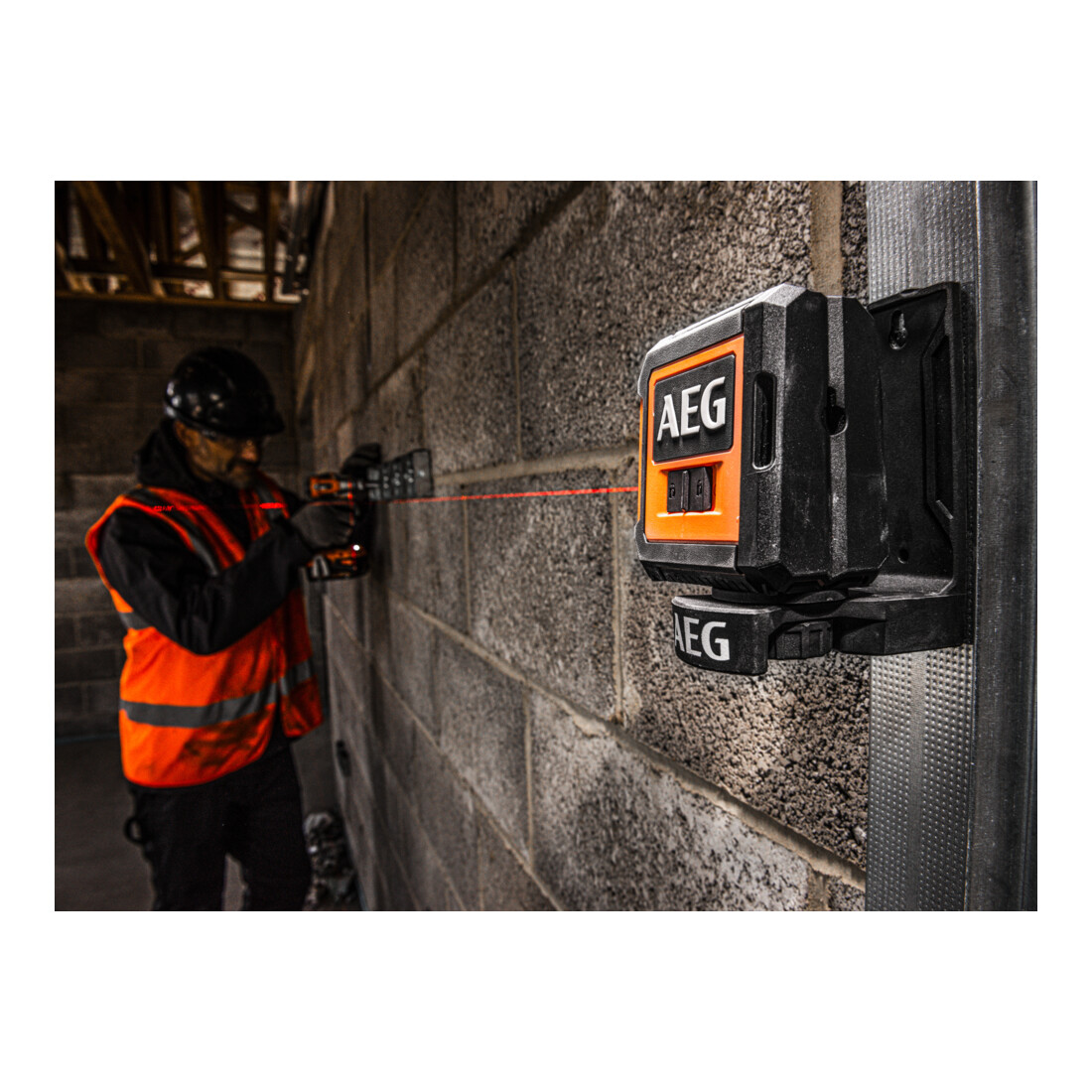 AEG kruislijnlaser CLR2-15B, 15 m, rood, incl. tas, 2x AA batterijen, muurbevestiging (magnetisch), klittenband