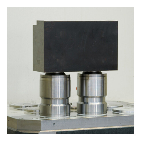 AMF Dispositivo di fissaggio a spinta e trazione con piede angolare