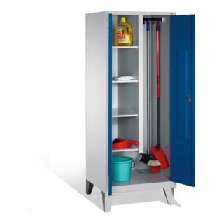 Armoire à produits nettoyants C+P Classic sur pieds 2 compartiments avant gentiane bleu gentiane corps gris clair