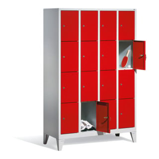 C+P Armoire à casiers Classic sur pieds, 16 casiers, H1850 × I1190 × P500 mm, façade rubis, corps gris clair