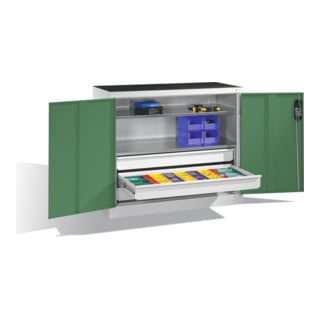Armoire d'appoint à outils C+P avec portes battantes, 2 tablettes et 3 tiroirs, H1000xL1200xP500mm Façade vert réséda Corps gris clair