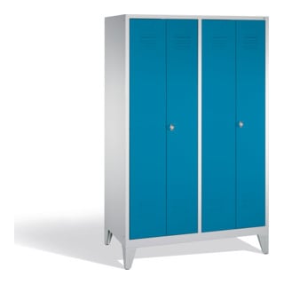 C+P Double broche Classic sur pieds, 4 compartiments, H1850 × I1190 × P500 mm, façade bleu clair, corps gris clair