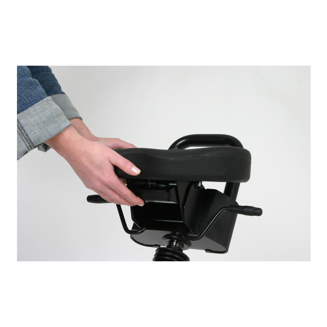 Assis-debout STIER avec châssis en acier noir, hauteur d'assise 645-825 mm, assise en PU