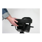 Assis-debout STIER avec châssis en acier noir, hauteur d'assise 645-825 mm, assise en PU-5