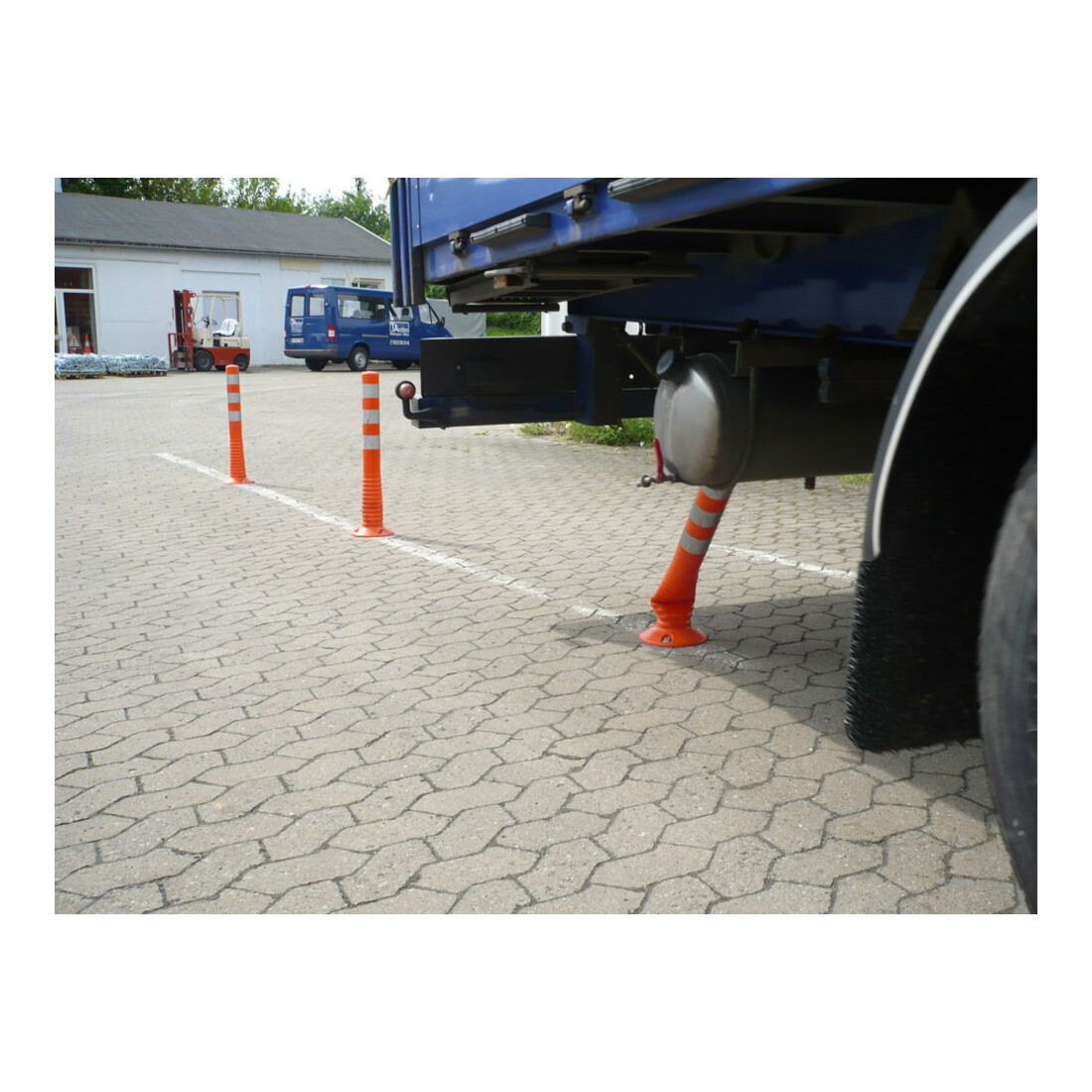 Borne de blocage polyuréthane orange/blanc Diamètre 80 mm avec support et matériel de fixation H.750 mm