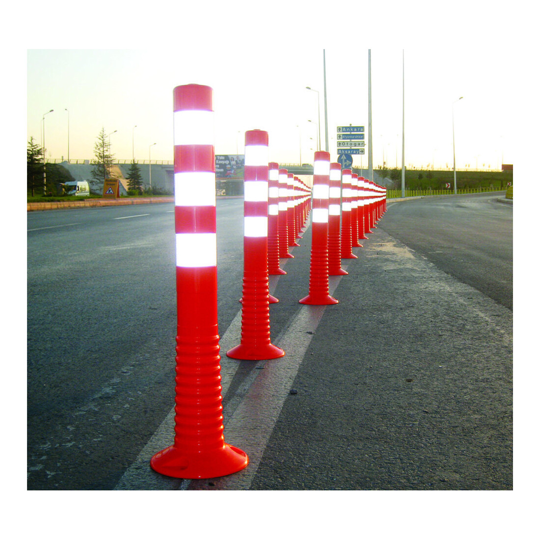 Borne de blocage polyuréthane orange/blanc Diamètre 80 mm avec support et matériel de fixation H.750 mm