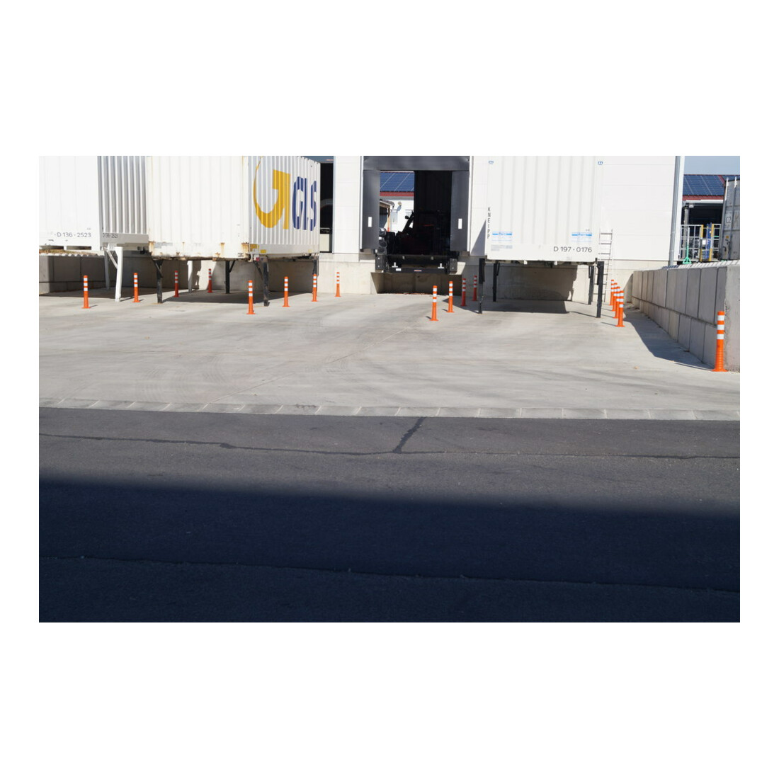 Borne de blocage polyuréthane orange/blanc Diamètre 80 mm avec support et matériel de fixation H.750 mm