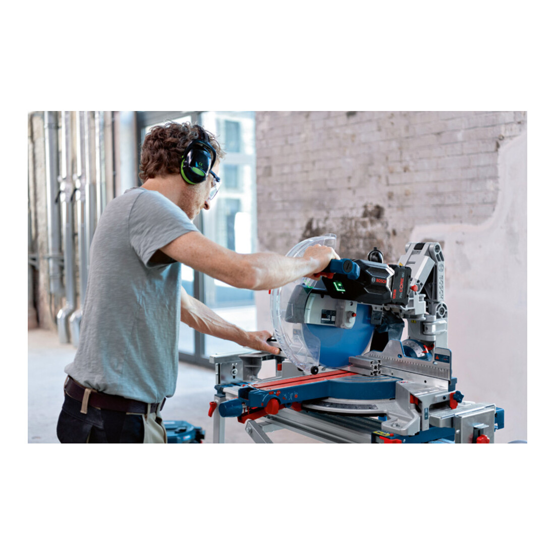 Bosch accu-hak- en verstekzaag bitURBO GCM18V-305 GDC