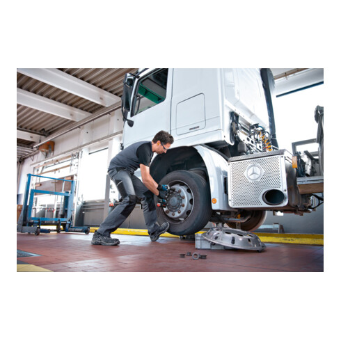 Bosch Akku-Drehschlagschrauber GDS 18V-1050 H mit 2x Akku, Schnellladegerät, L-BOXX