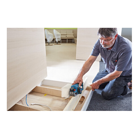 Bosch Akku-Hobel GHO 12V-20 mit 2 x 3,0 Ah Li-Ion Akku L-BOXX