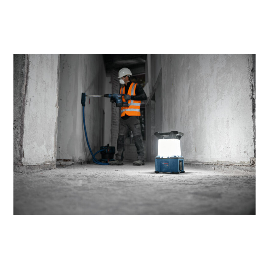 Bosch Lampe de chantier sans fil GLA 18VH-7500 + câble d'alimentation IEC