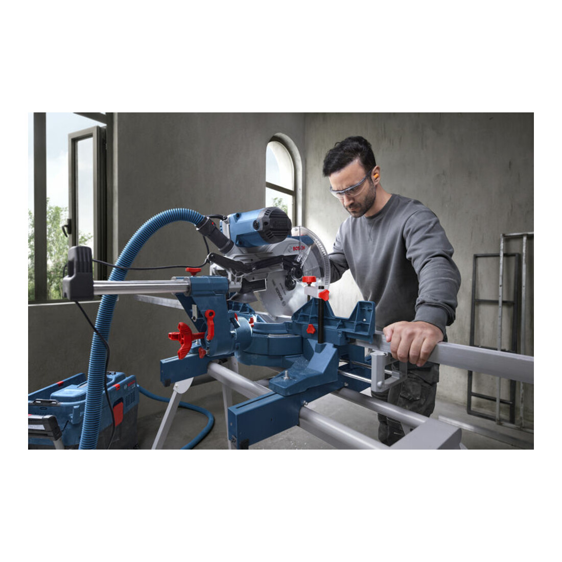 Bosch Scie à onglets et à tronçonner GCM 340-305 D