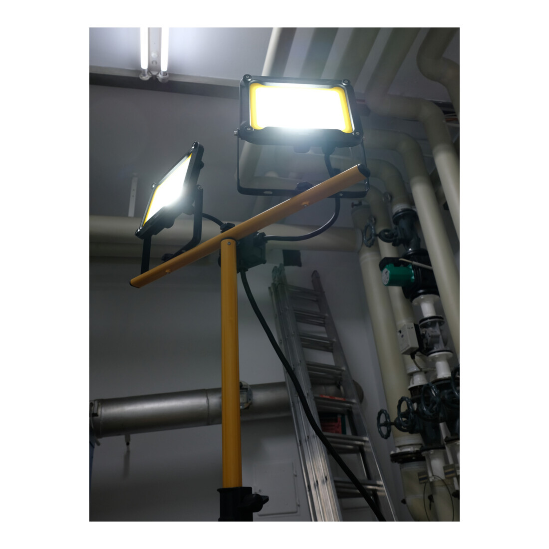 Brennenstuhl Faretto LED a doppio treppiede JARO 4050 T 2x1950lm, 39 W, IP65, 2,5m, H07RN-F3G1.0