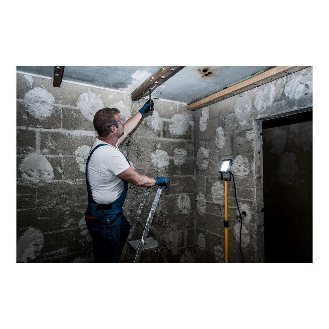 Brennenstuhl Faretto LED con treppiede JARO 3050 T 2650lm, 30W, IP65, 5m, H07RN-F3G1.0