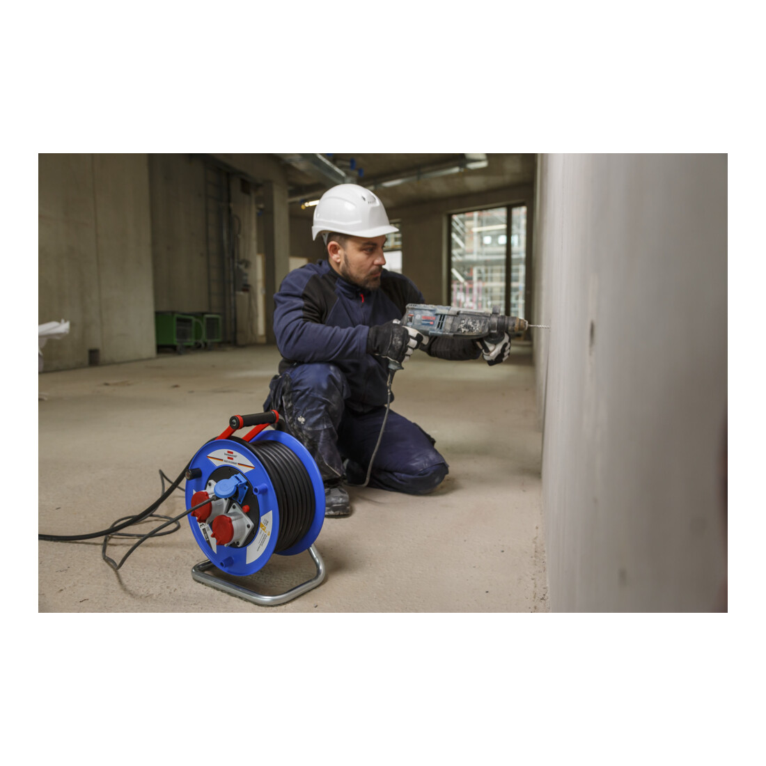 Brennenstuhl Garant CEE IP44 Industrie-/Baustellen-Kabeltrommel (30m Kabel in schwarz, Spezialkunststoff, Baustelleneinsatz und ständiger Einsatz im Außenbereich, Made in Germany)