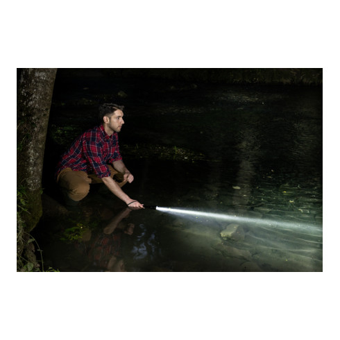 Brennenstuhl Lampe de poche LED avec focus LuxPremium 700 lumen (Etanche IP67, portée 300m, autonomie 15h, 5 modes d'éclairages), Noir