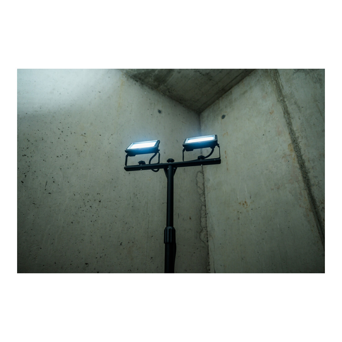 Brennenstuhl LED Statievenwerper JARO T (6500K, IP65, LED werklamp met statief en kabel)