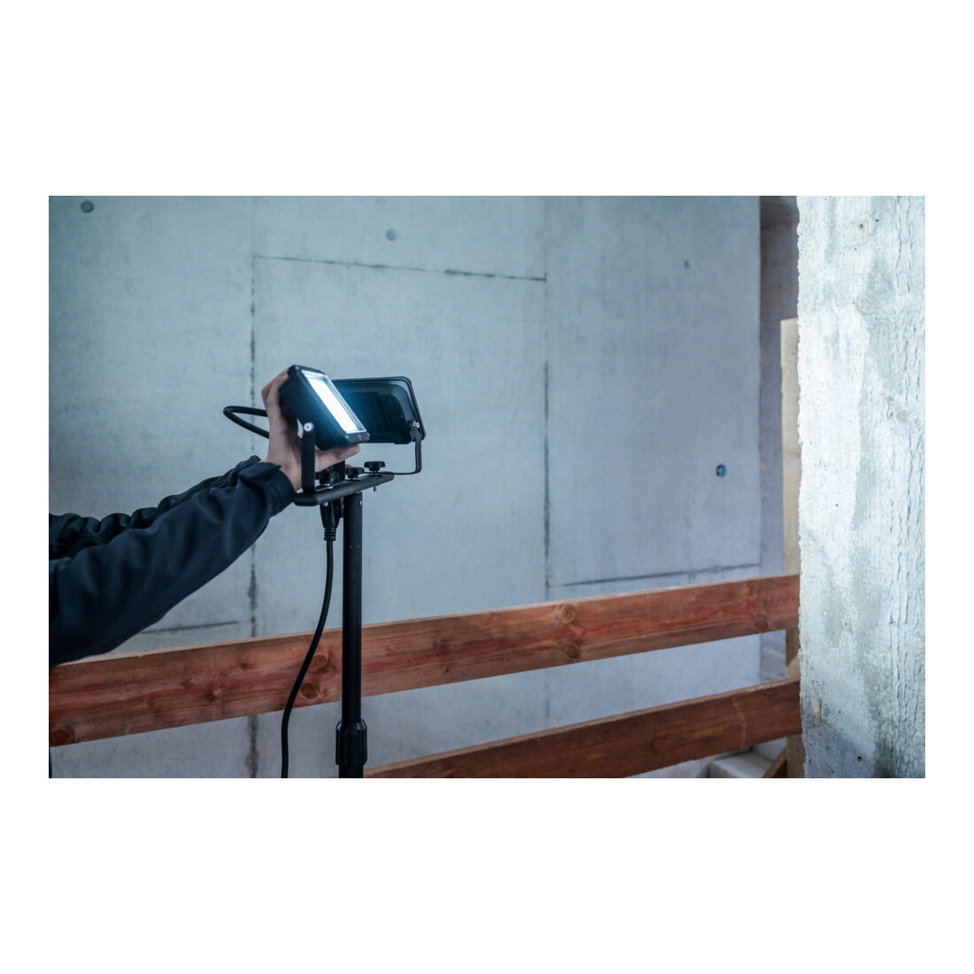 Brennenstuhl LED Statievenwerper JARO T (6500K, IP65, LED werklamp met statief en kabel)