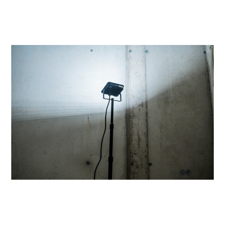 Brennenstuhl LED Stativstrahler JARO 7060 T (50W, 5800lm, 6500K, IP65, LED Arbeitsstrahler mit Stativ und 5m Kabel)