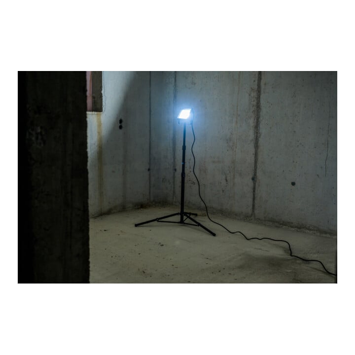 Brennenstuhl LED Stativstrahler JARO 7060 T (50W, 5800lm, 6500K, IP65, LED Arbeitsstrahler mit Stativ und 5m Kabel)