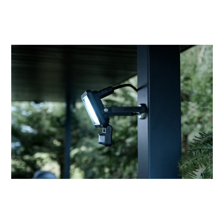 Brennenstuhl LED Strahler JARO 3060 P (LED Wandstrahler für außen IP65, 20W, 2300lm, 6500K, mit Bewegungsmelder und Dämmerungssensor)