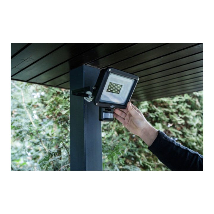 Brennenstuhl LED Strahler JARO 4060 P (LED Wandstrahler für außen IP65, 30W, 3450lm, 6500K, mit Bewegungsmelder und Dämmerungssensor)