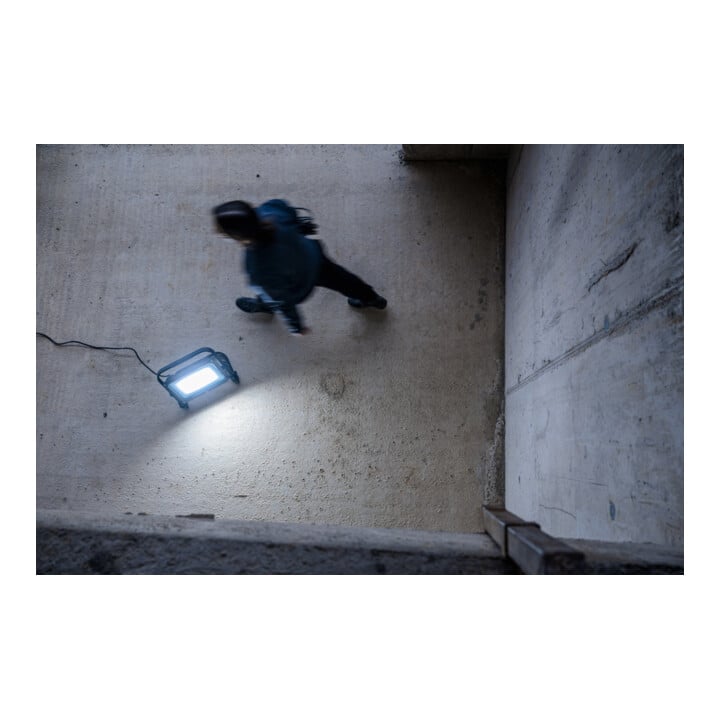 Brennenstuhl Mobiler LED Strahler JARO 20060 M / LED-Leuchte 150W für außen (LED-Außenstrahler mit 5m Kabel, LED-Fluter 17500lm aus Aluminium, dimmbar, IP65)