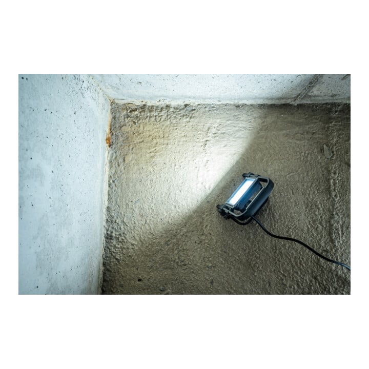Brennenstuhl Mobiler LED Strahler JARO 3060 M / LED Baustrahler für außen IP65 (LED Arbeitsstrahler 20W mit 2m Kabel, LED Baustellenstrahler mit Schnellspannverschluss und 2300lm)