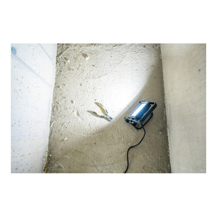 Brennenstuhl Mobiler LED Strahler JARO 4060 M / LED Baustrahler für außen IP65 (LED Arbeitsstrahler 30W mit 3m Kabel, LED Baulampe mit Schnellspannverschluss und 3450lm)