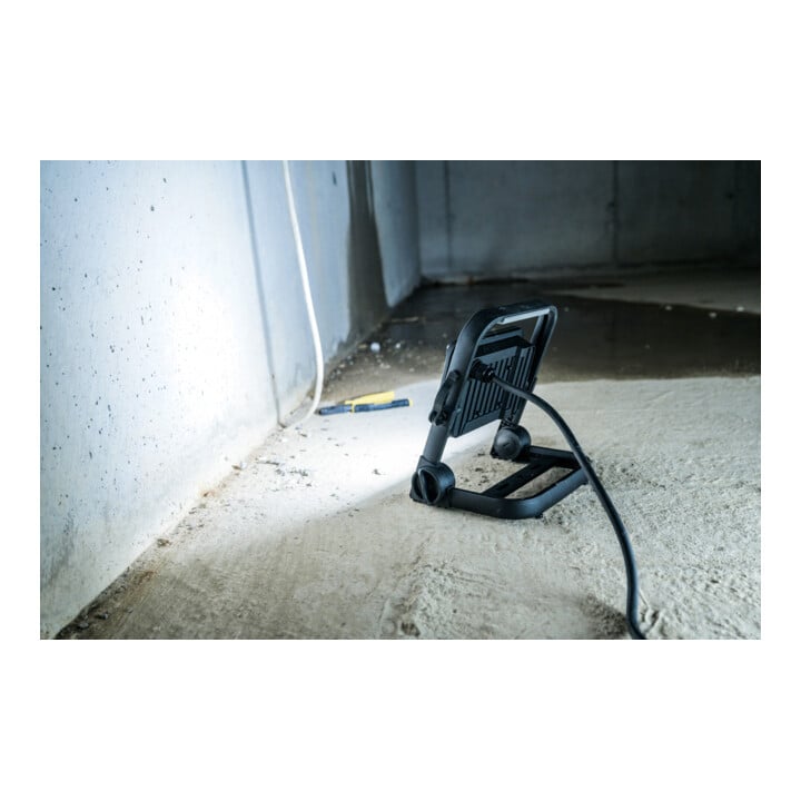 Brennenstuhl Mobiler LED Strahler JARO 4060 M / LED Baustrahler für außen IP65 (LED Arbeitsstrahler 30W mit 3m Kabel, LED Baulampe mit Schnellspannverschluss und 3450lm)