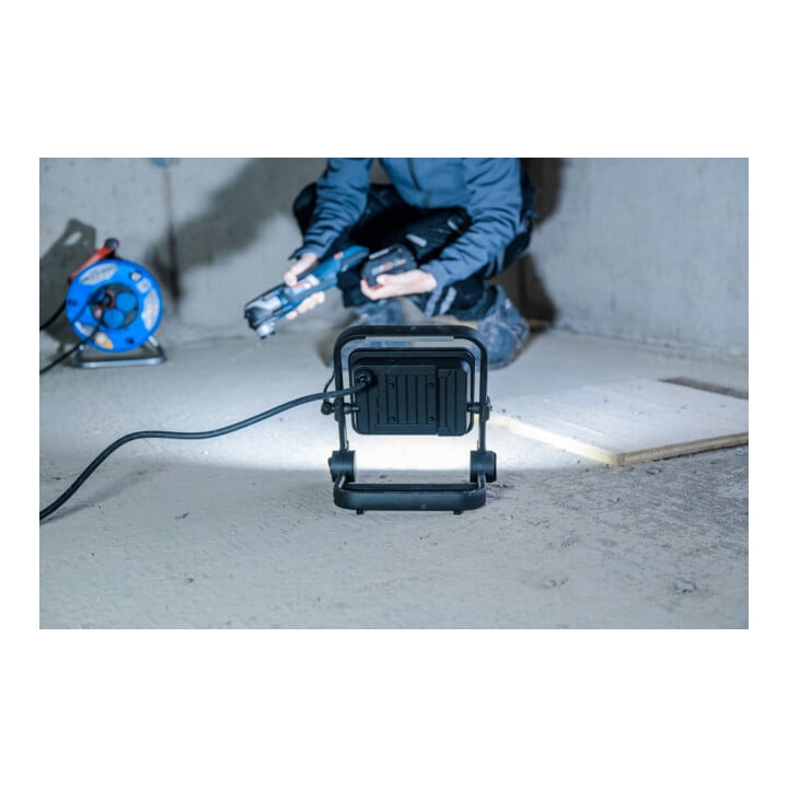 Brennenstuhl Mobiler LED Strahler JARO 4060 M / LED Baustrahler für außen IP65 (LED Arbeitsstrahler 30W mit 3m Kabel, LED Baulampe mit Schnellspannverschluss und 3450lm)