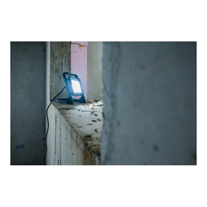 Brennenstuhl Mobiler LED Strahler JARO 7060 M / LED-Leuchte 50W für außen (LED-Außenstrahler mit 5m Kabel, LED-Fluter 5800lm aus Aluminium, dimmbar, IP65)