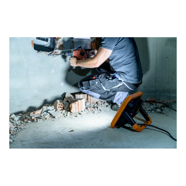 Brennenstuhl professionalLINE LED Baustrahler X 12050 M mit spritzwassergeschützter Steckdose / Arbeitsstrahler 115W mit 5m RN-Kabel