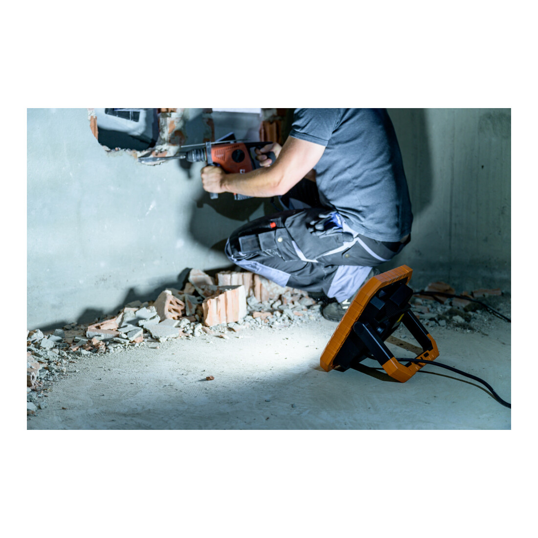 Brennenstuhl professionalLINE LED Baustrahler X 12050 M mit spritzwassergeschützter Steckdose / Arbeitsstrahler 115W mit 5m RN-Kabel