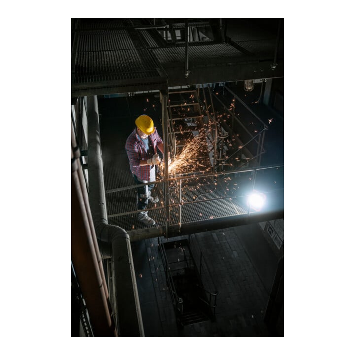 Brennenstuhl professionalLINE LED Baustrahler X 8050 M mit spritzwassergeschützter Steckdose / Arbeitsstrahler 80W mit 5m RN-Kabel