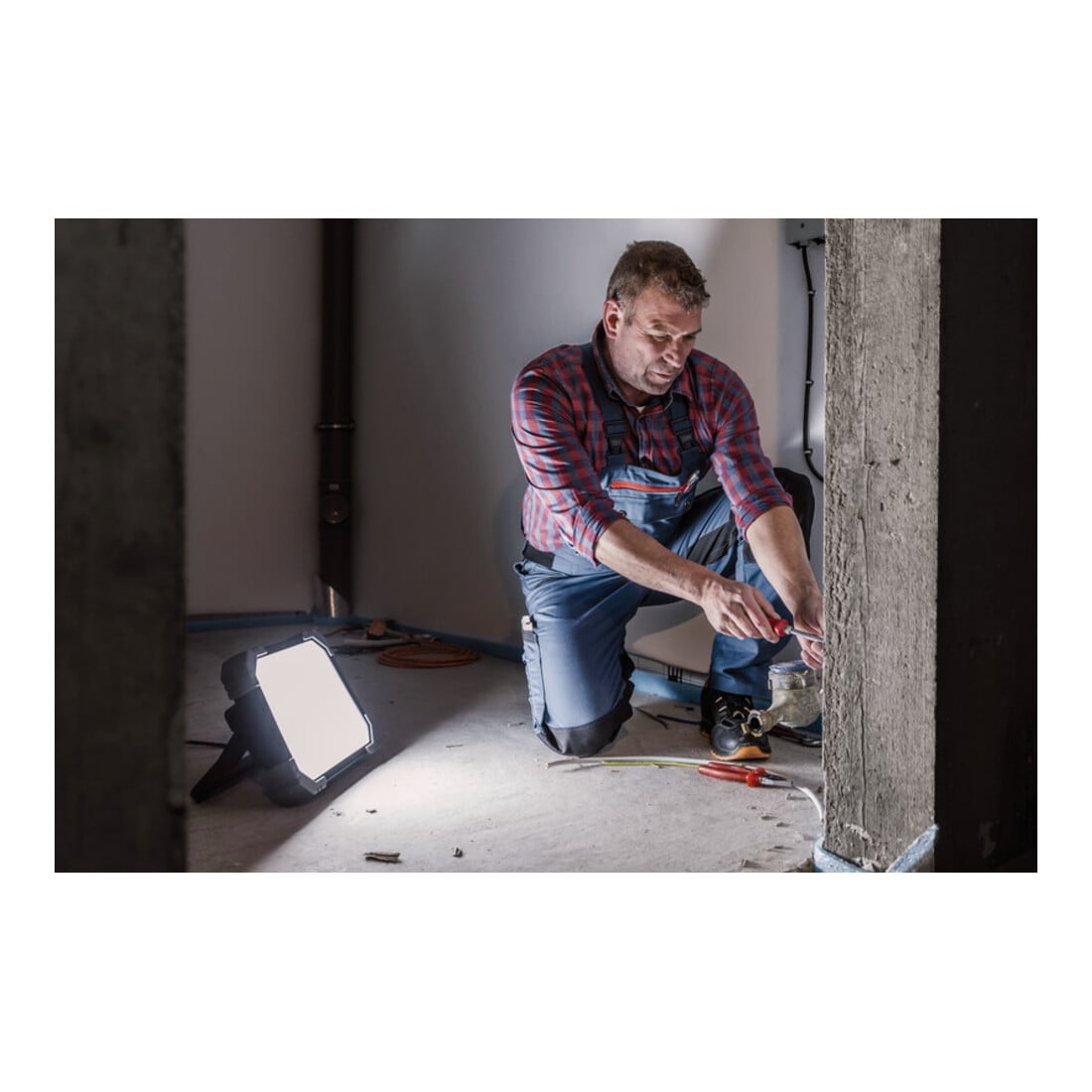 Brennenstuhl Projecteur à LED DINORA 5050 (45W, 5100lm, 5700K, IP65, projecteur à LED avec boîtier en plastique incassable et résistant aux chocs et câble RN de 5m)