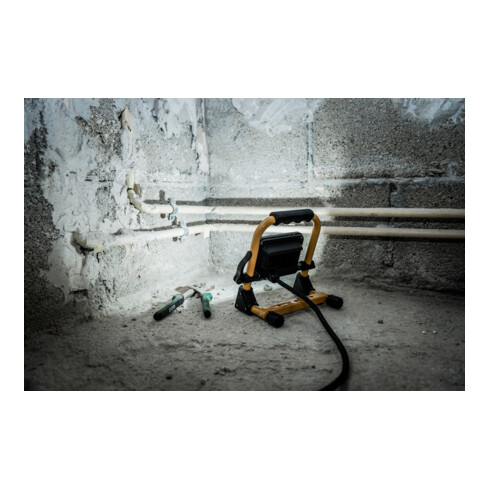 Brennenstuhl Projecteur mobile à LED JARO 1050 M / Projecteur de chantier à LED pour l'extérieur IP65 (Projecteur de chantier à LED 10W avec câble de 2m, projecteur de chantier à LED avec fermeture rapide)