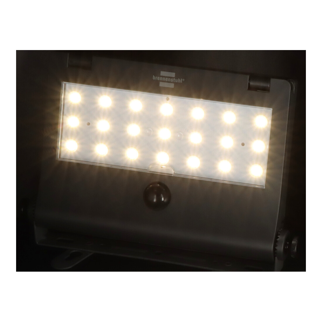 Brennenstuhl Solar LED Strahler SOL 1000 Pad / LED Wandleuchte für außen mit Bewegungsmelder (Solarlampe IP65, 1000lm, 4 verschiedene Licht Modi, Dämmerungssensor, inkl. Akku)