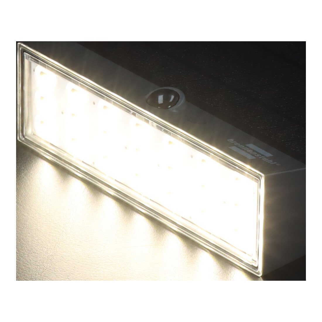 Brennenstuhl Solar LED Strahler SOL 1000 Plana / LED Wandleuchte für außen mit Bewegungsmelder (Solarlampe IP54, 1000lm, 4 verschiedene Licht Modi, Dämmerungssensor, inkl. Akku)