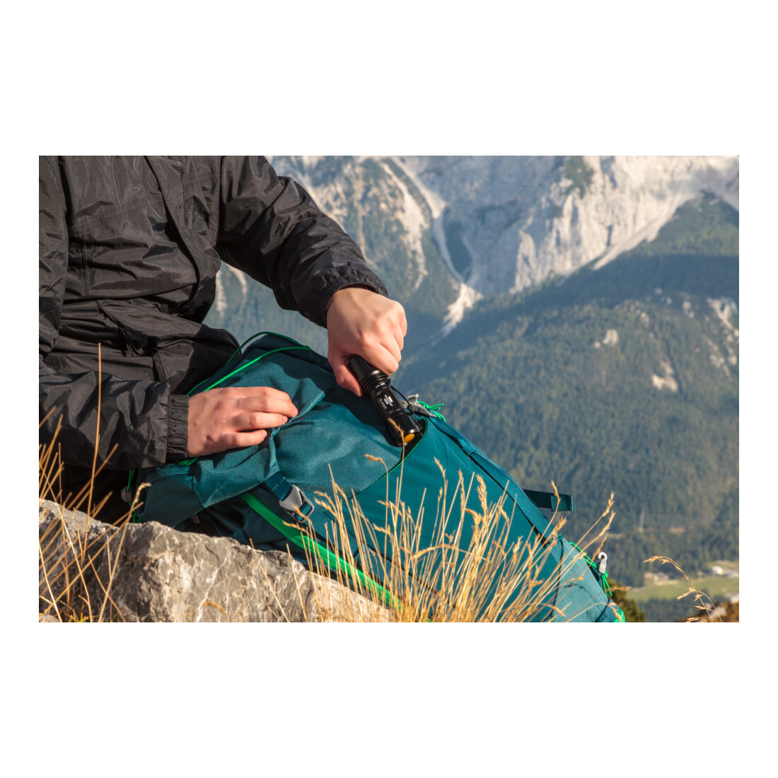 Brennenstuhl Taschenlampe LED LuxPremium TL 410 F/Handlampe mit heller CREE-LED (350lm, bis zu 34h Leuchtdauer, 136m Leuchtweite, fremdkörper- und spritzwassergeschützt IP44)