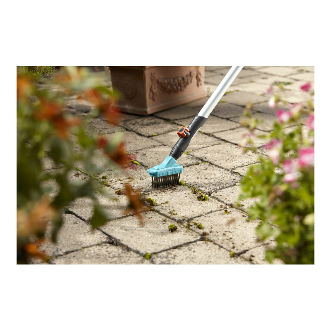 Brosse à sol combisystem M GARDENA - Action