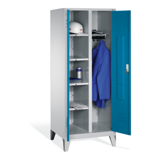 C+P Armoire à linge Classic sur pieds, 2 compartiments, H1850 × I810 × P500 mm, façade bleu clair, corps gris clair