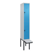 C+P Doppelstock-Spind Classic PLUS, Bank, 1 Abteil, 2120x300x815mm, 7035/5012 Verschluss Sicherheits-Drehriegel Sitzbanktyp auskragend Material Sitzfläche Kunststoff