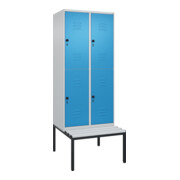 C+P Doppelstock-Spind Classic PLUS, Bank, 2 Abteile, 2120x800x815mm, 7035/5012 Verschluss Sicherheits-Drehriegel Sitzbanktyp untergebaut Material Sitzfläche Kunststoff